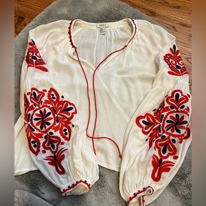 Forever 21 embroidered top. Size small.